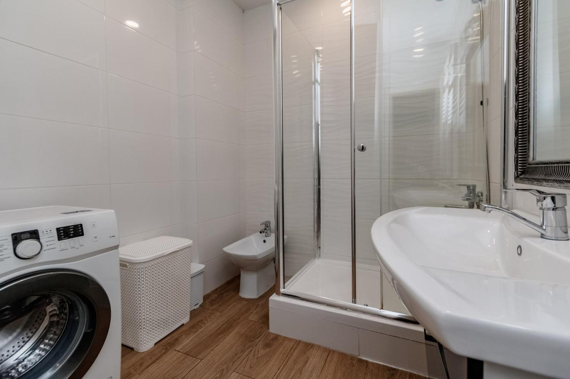 Extra Grand Lev Tolstoi Two Bedrooms Chisináu Exterior foto